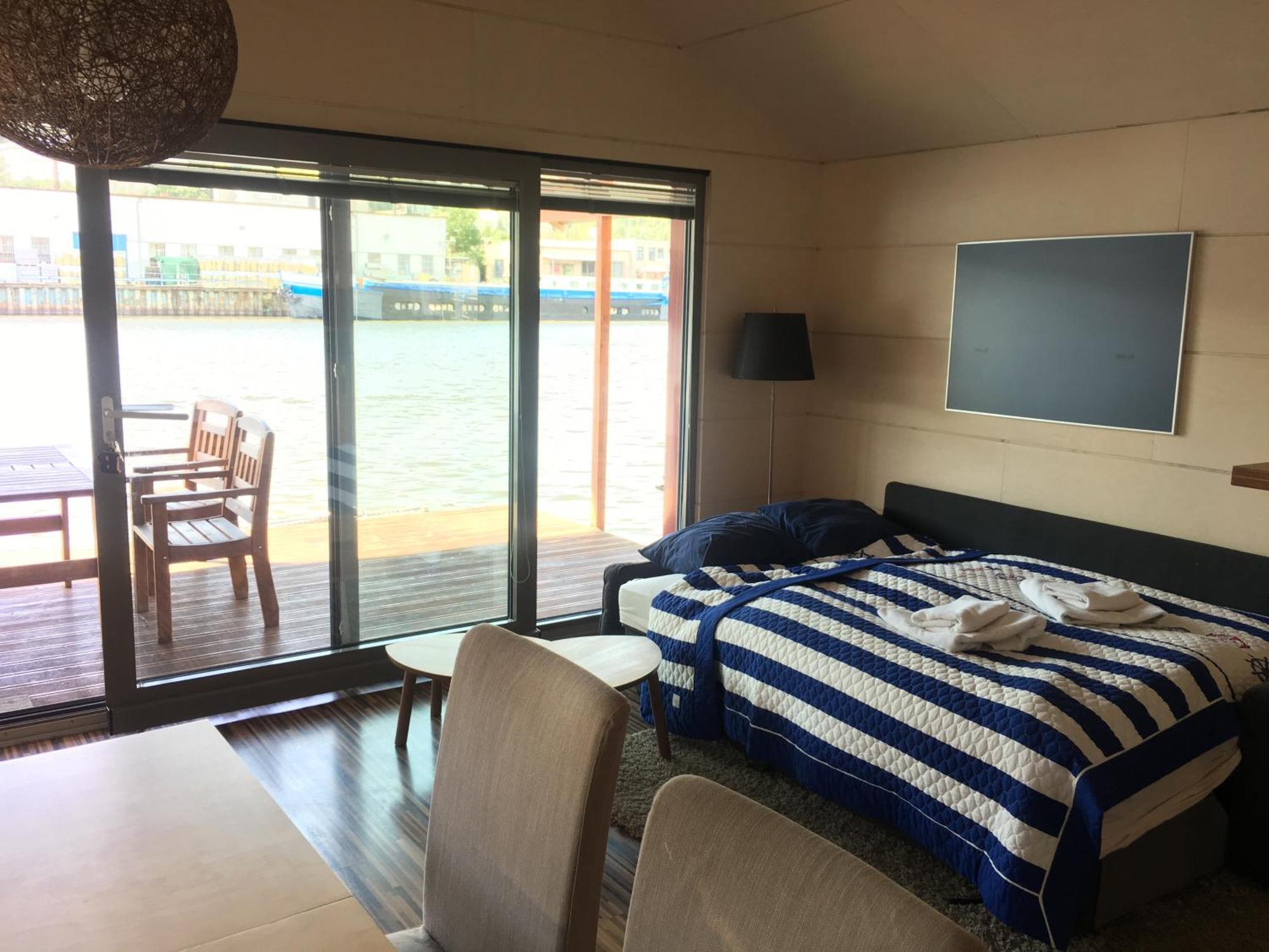 Houseboat Benjamin - Houseboats Benjamin & Franklin Hotell Prag Exteriör bild