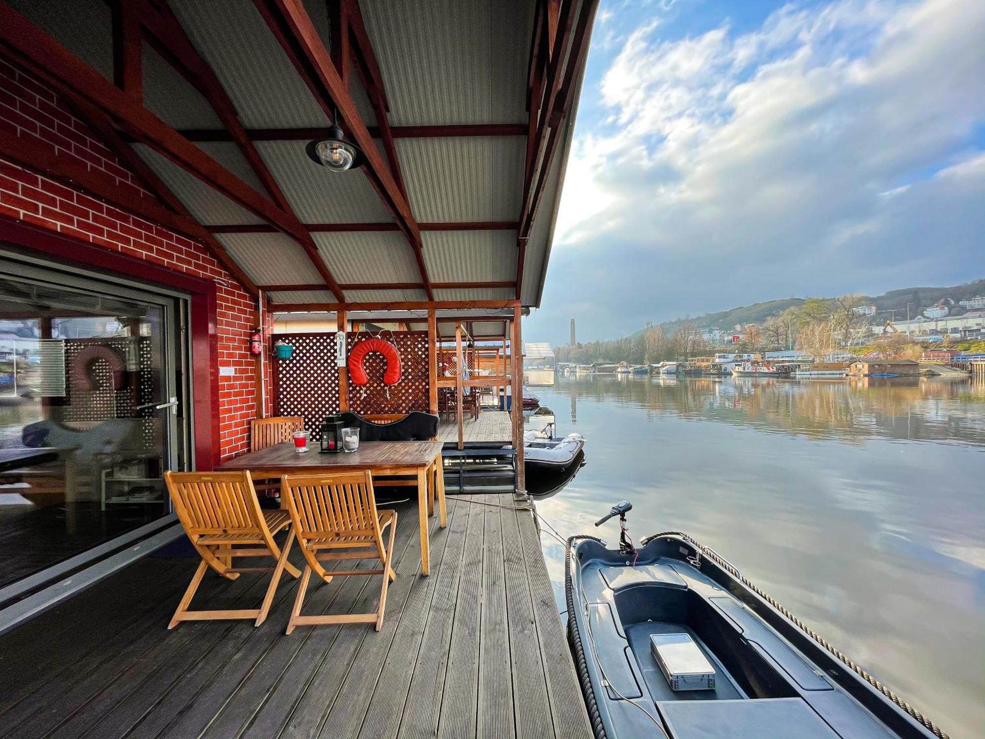 Houseboat Benjamin - Houseboats Benjamin & Franklin Hotell Prag Exteriör bild